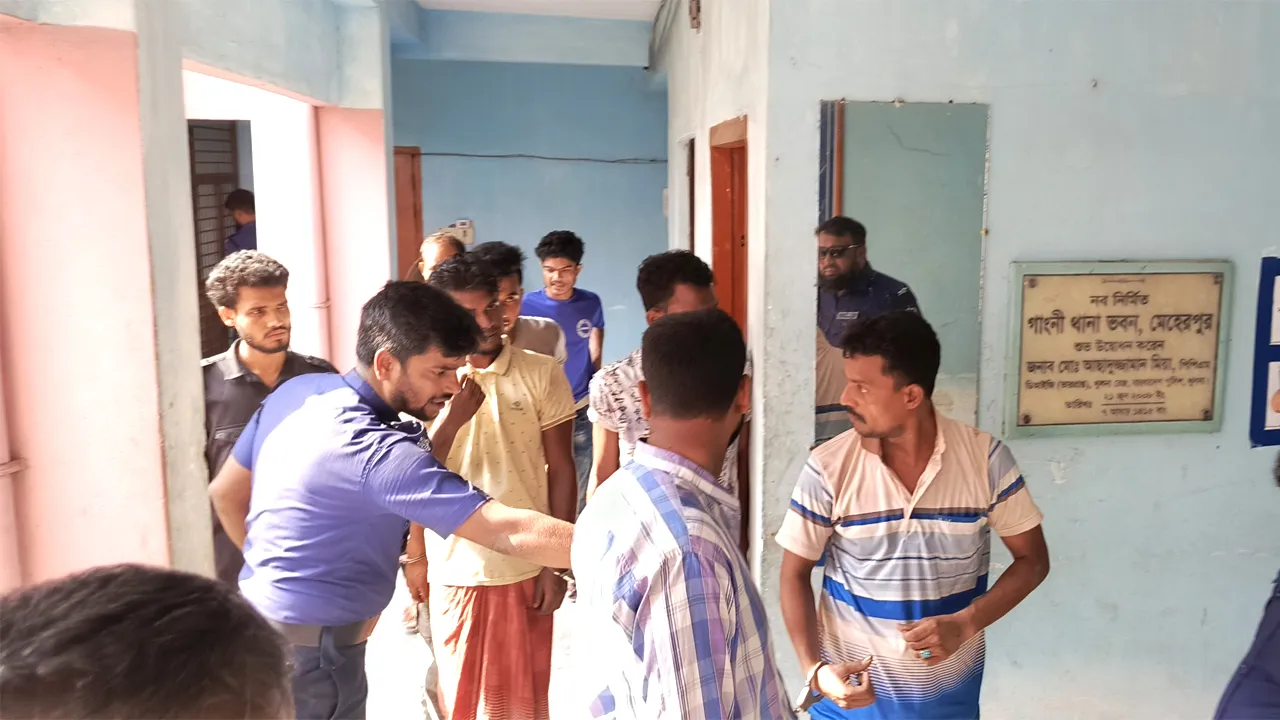 গাংনীতে ছিনতাইয়ের মামলায় গ্রেফতার ৮