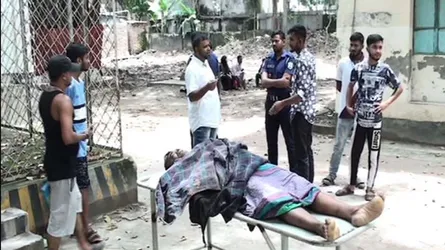 বন্দরে নিজের হাতে বোমা বিস্ফোরণে ডাকাত নিহত, গণপিটুনিতে আহত ২