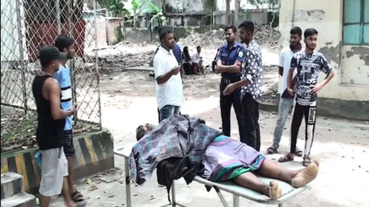 বন্দরে নিজের হাতে বোমা বিস্ফোরণে ডাকাত নিহত, গণপিটুনিতে আহত ২