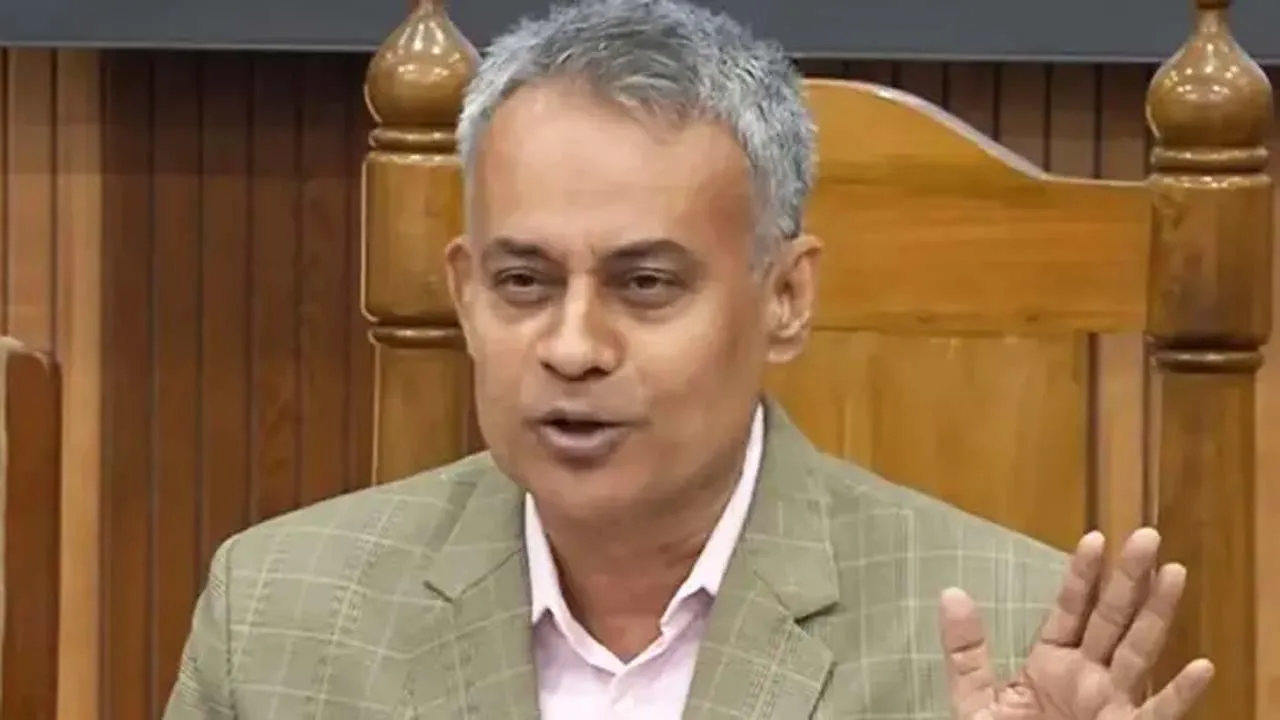 ঈদযাত্রা নিরাপদ ও স্বস্তিদায়ক করতে রাজধানীর বাস টার্মিনাল পরিদর্শনে পরিবহনমন্ত্রী