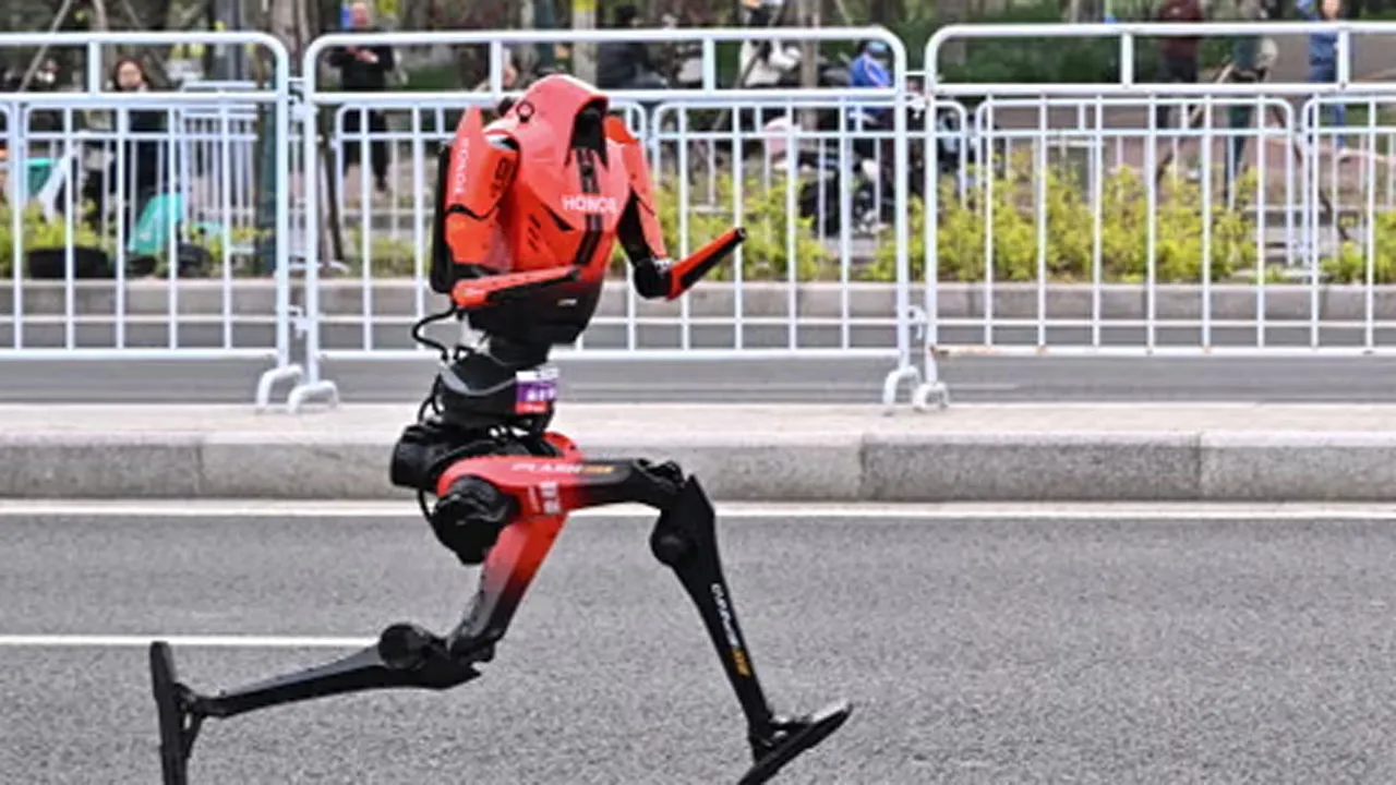 বেইজিংয়ে বিশ্বরেকর্ড গুঁড়িয়ে মানুষের ধরাছোঁয়ার বাইরে হিউম্যানয়েড রোবট