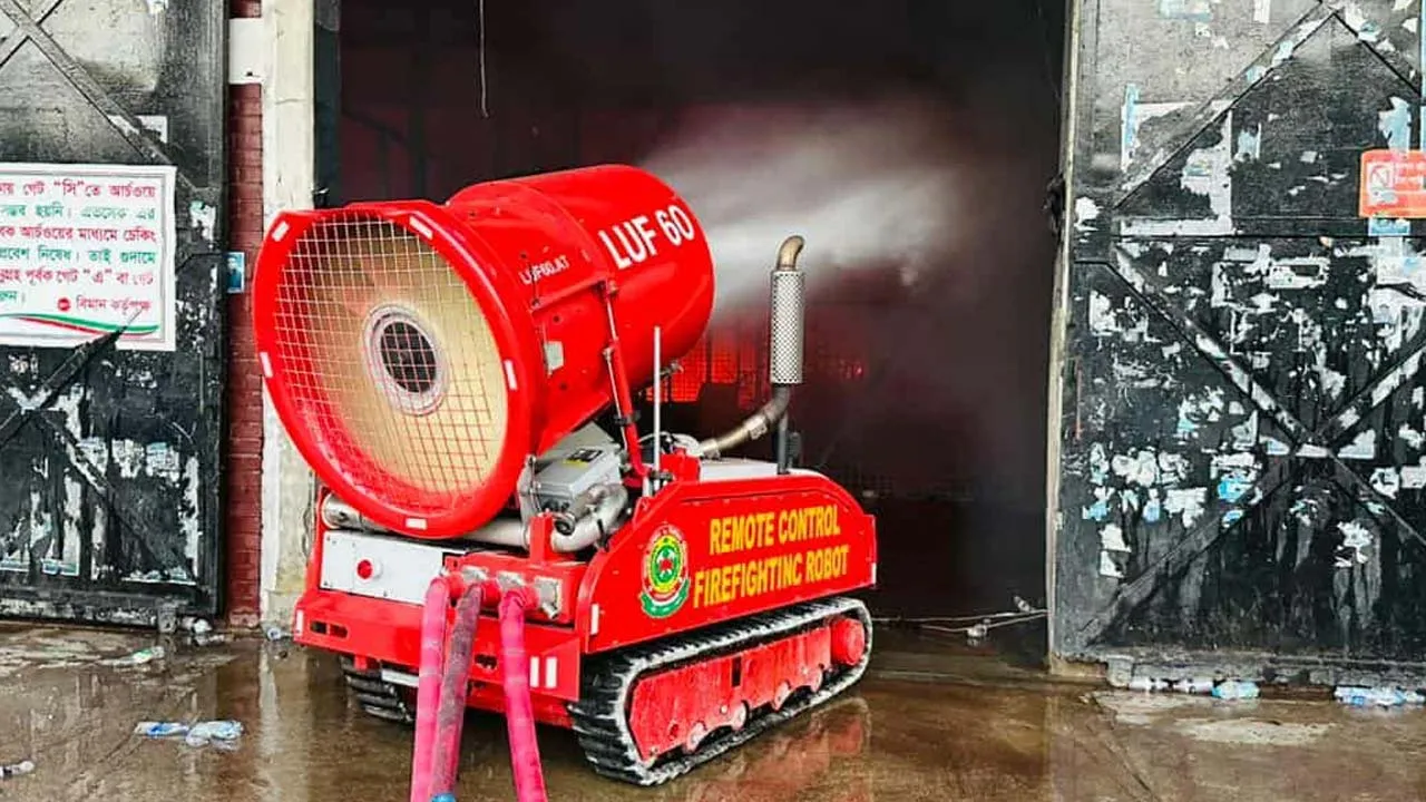 শাহজালালের আগুন নিয়ন্ত্রণে ব্যবহার হচ্ছে রিমোট কন্ট্রোল ফায়ারফাইটিং রোবট