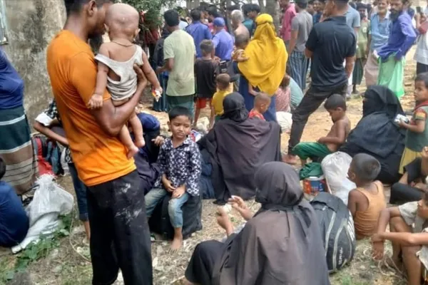 সীতাকুণ্ডে পাচারকালে ৪০ রোহিঙ্গা আটক