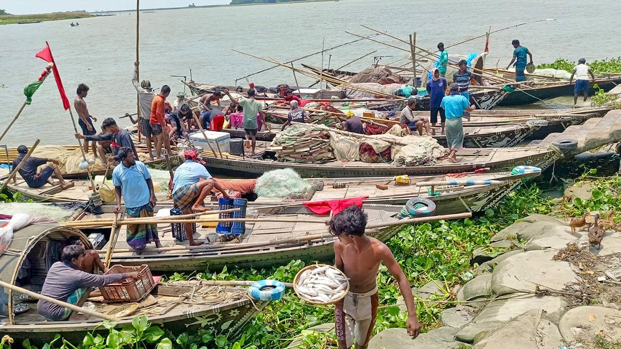 Row-of-fishermen's-fishing-boats-on-the-Meghna-River-in-Matlab