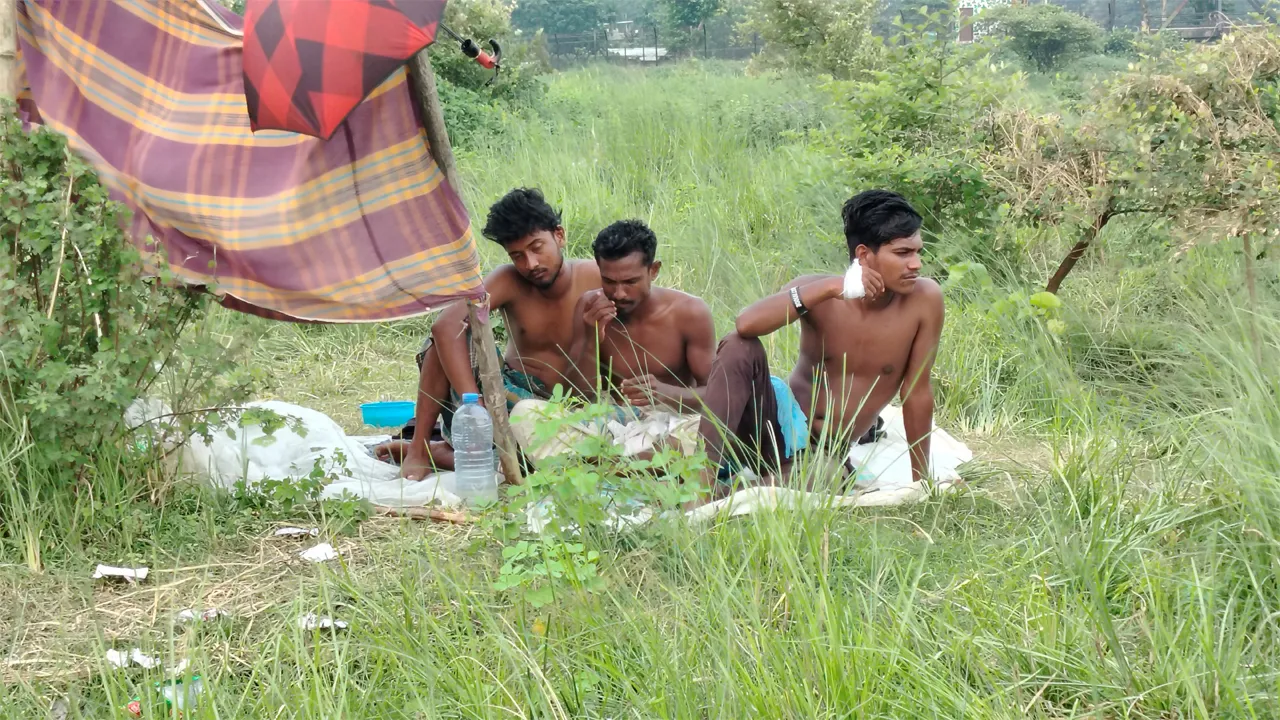 রৌমারী সীমান্তে ১৩ দিন নোম্যান্সল্যান্ডে তিন যুবকের মানবেতর জীবনযাপন