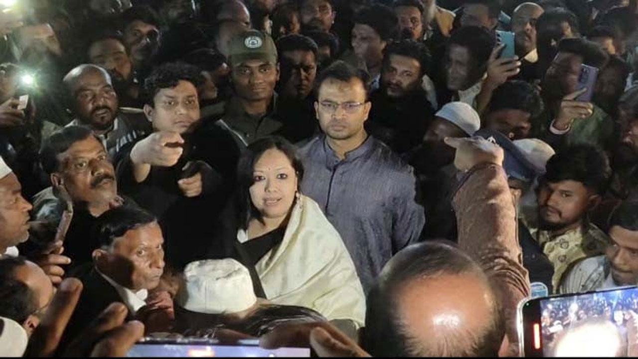 Rumeen-Farhana-faces-obstacles-while-laying-flowers-at-Shaheed-Minar