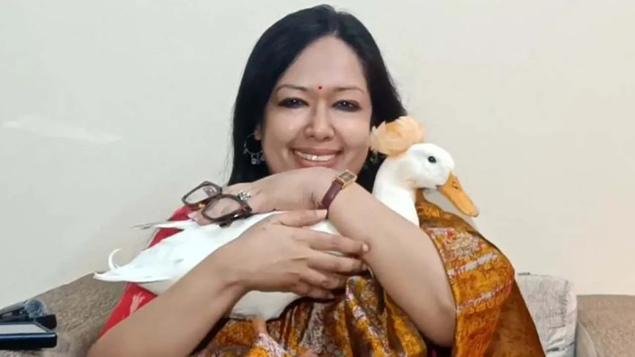 নির্বাচনে জিতে হাঁস কোলে নিয়ে সংবাদ সম্মেলনে রুমিন ফারহানা