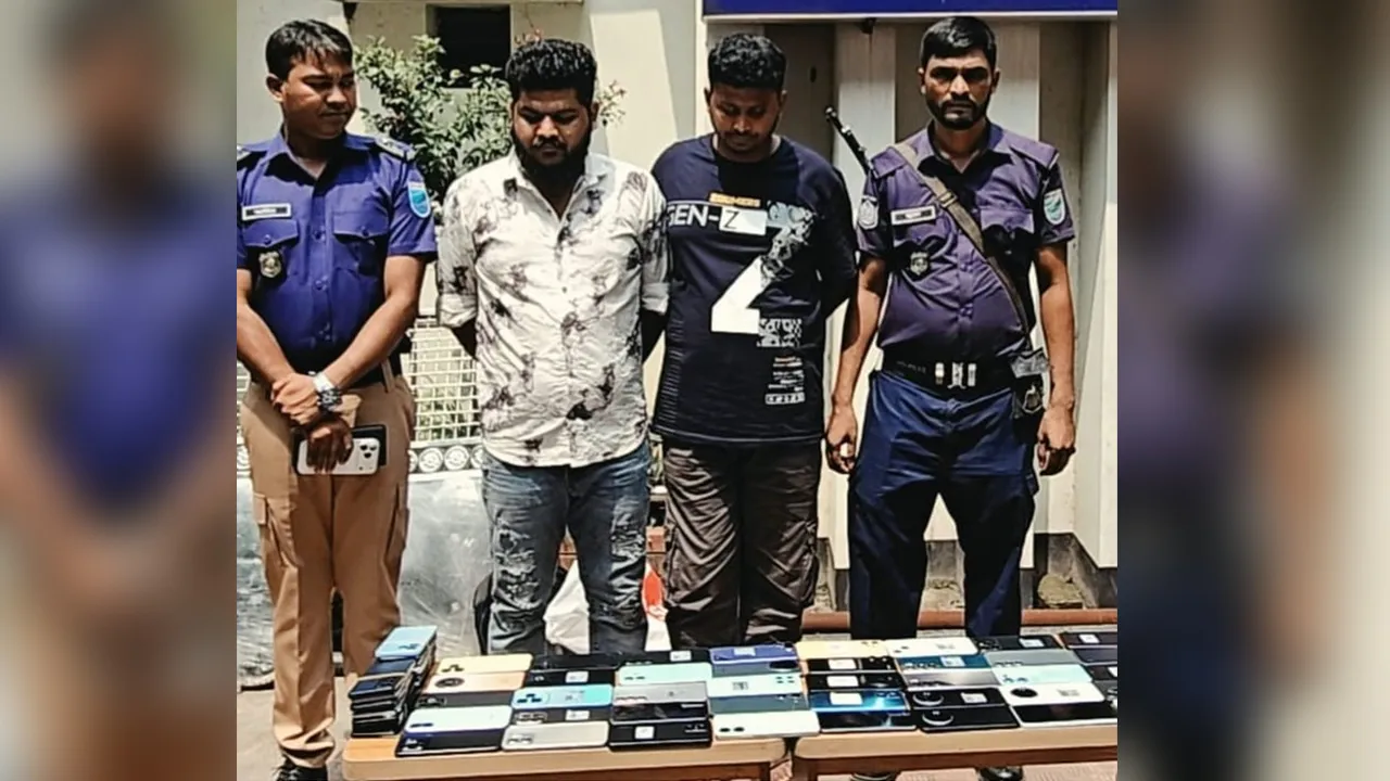 রূপগঞ্জে চোরাই মোবাইলসহ ২ যুবক গ্রেফতার