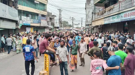 সৈয়দপুরে অবৈধ দোকান উচ্ছেদে বাধা, সড়ক অবরোধে দুর্ভোগ