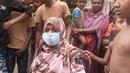 স্ত্রীর মর্যাদার দাবিতে স্বামীর বাড়িতে অনশন