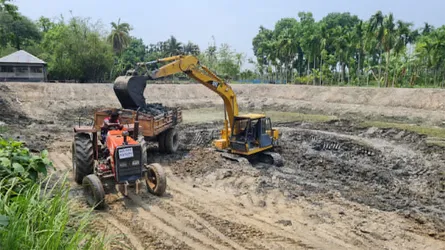 গুরুদাসপুরে ভেকু দিয়ে কৃষকের পা কেটে নিল চালক