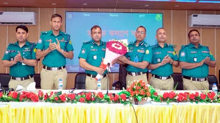 শৃঙ্খলা-পেশাদারিত্বে ছাড় নয় : জনসেবার মান বাড়ানোর নির্দেশ