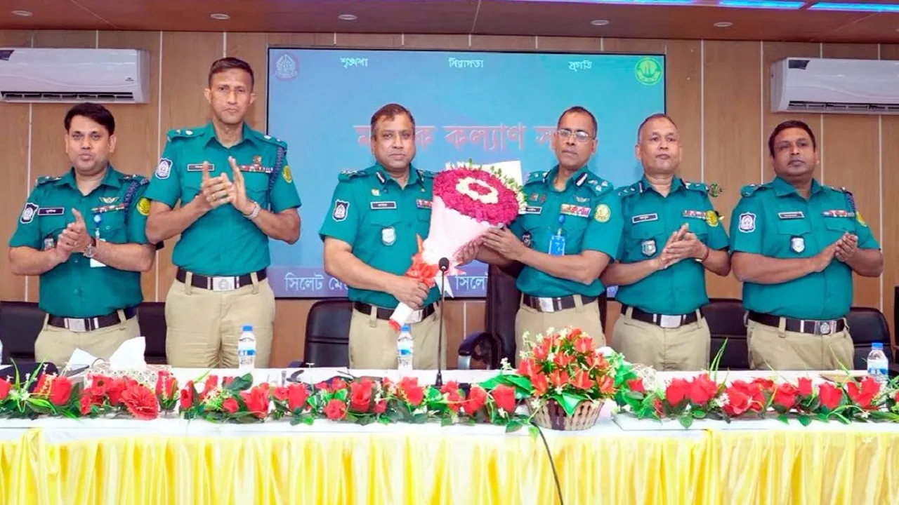 শৃঙ্খলা-পেশাদারিত্বে ছাড় নয় : জনসেবার মান বাড়ানোর নির্দেশ