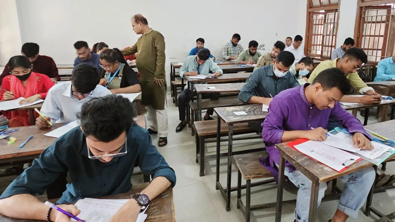বাউবির এসএসসি পরীক্ষা শুরু : কেন্দ্র পরিদর্শনে ভিসি ড. ওবায়দুল ইসলাম
