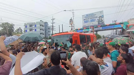 প্রধানমন্ত্রীর বাস থামিয়ে শুভেচ্ছা জানাল শাবিপ্রবি ছাত্রদল