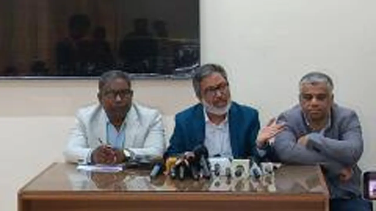 শাকসুতে দায়িত্ব পালন না করার ঘোষণা বিএনপিপন্থী শিক্ষকদের, প্রশাসনিক ভবনে তালা