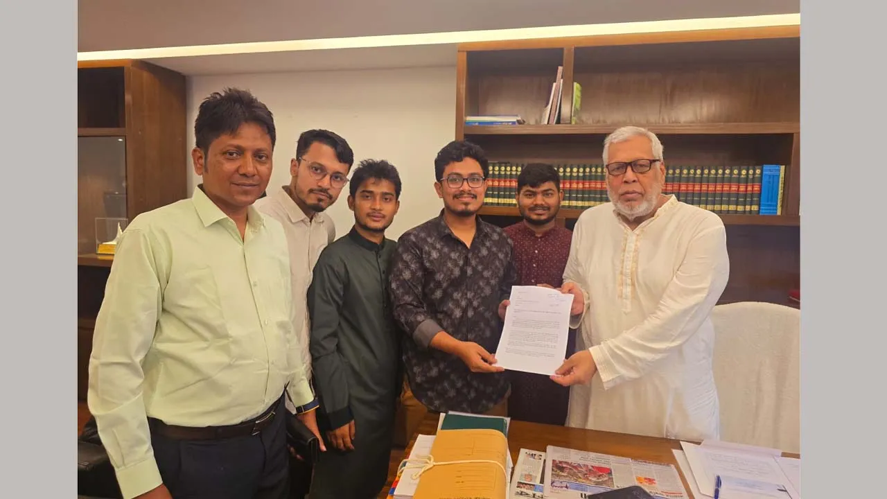 চট্টগ্রাম-কক্সবাজার মহাসড়ককে ছয় লেনে উন্নীত করার দাবিতে উপদেষ্টাকে স্মারকলিপি