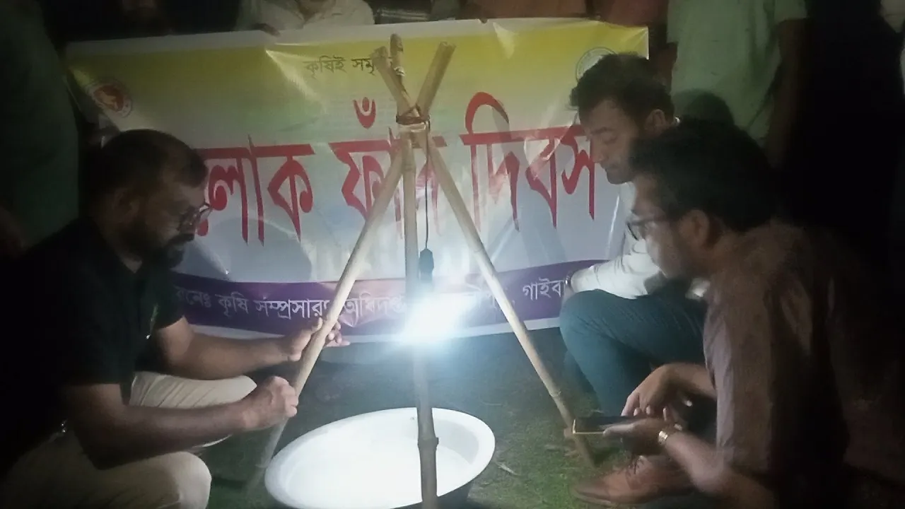 ছুটির দিনেও রাতের আঁধারে কৃষকের পাশে কৃষি বিভাগ