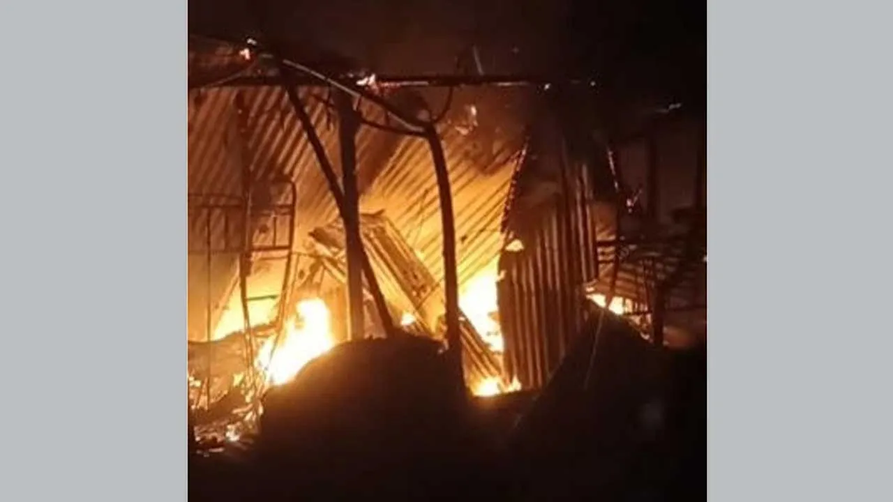 সাঘাটায় ৮টি ঘর পুড়ে ছাই