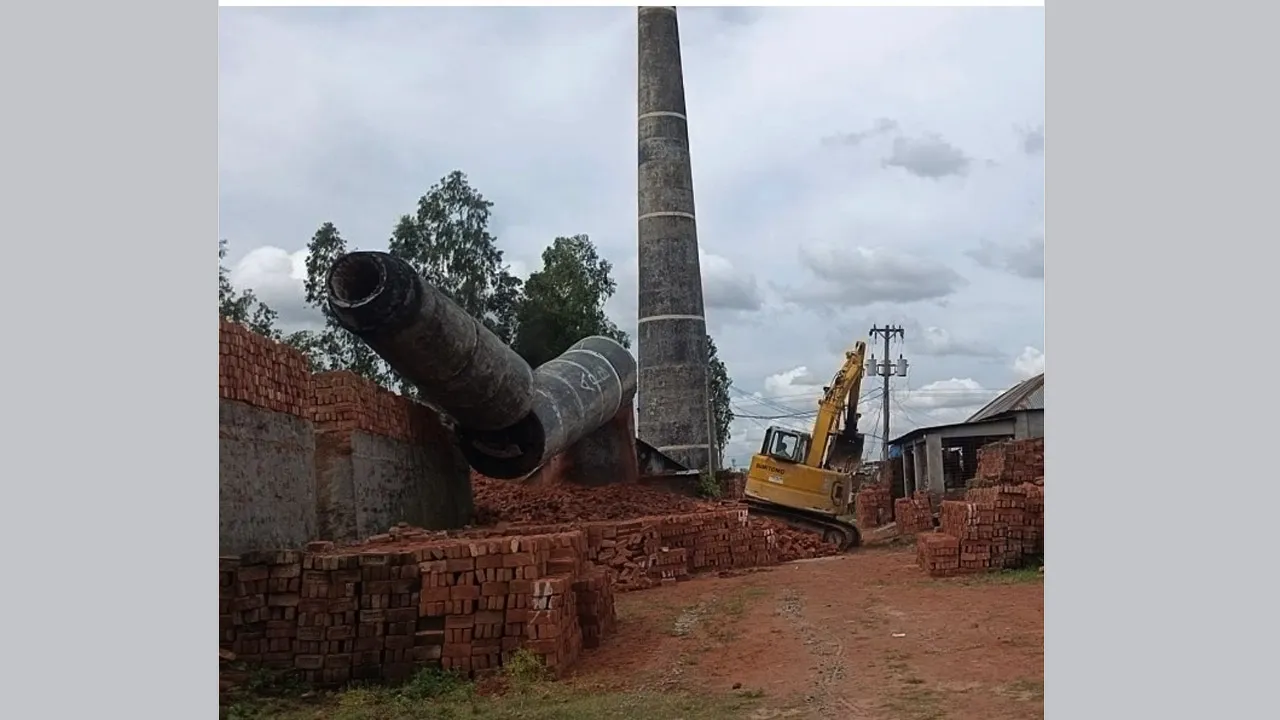হাইকোর্টের নির্দেশে সাঘাটায় ভাঙা হলো দুই অবৈধ ইটভাটার চিমনি