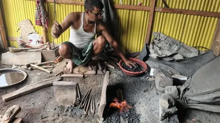 গাইবান্ধার কামারপল্লীতে কোরবানিকে ঘিরে টুং-টাং শব্দে মুখরিত