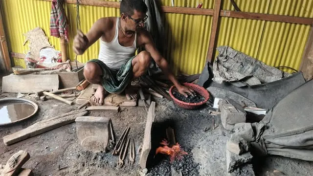 গাইবান্ধার কামারপল্লীতে কোরবানিকে ঘিরে টুং-টাং শব্দে মুখরিত