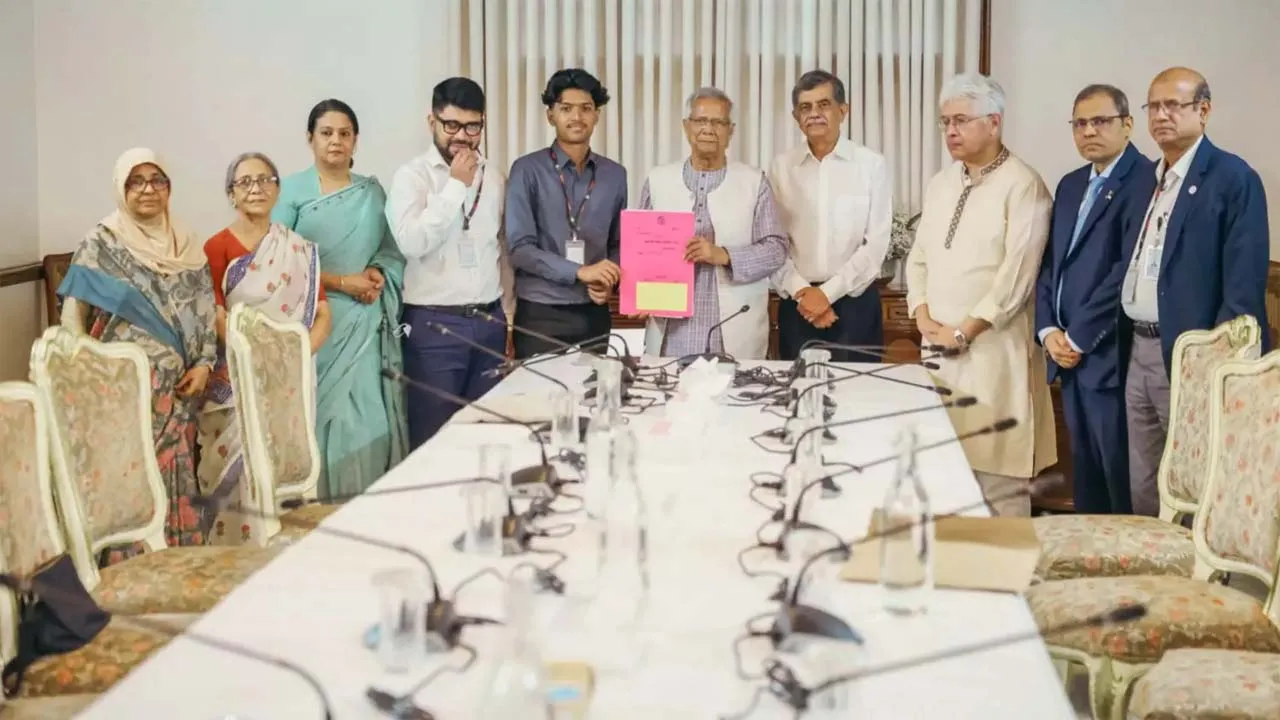 সাগর-রুনির সন্তানের হাতে পূর্বাচলের প্লটের দলিল হস্তান্তর প্রধান উপদেষ্টার