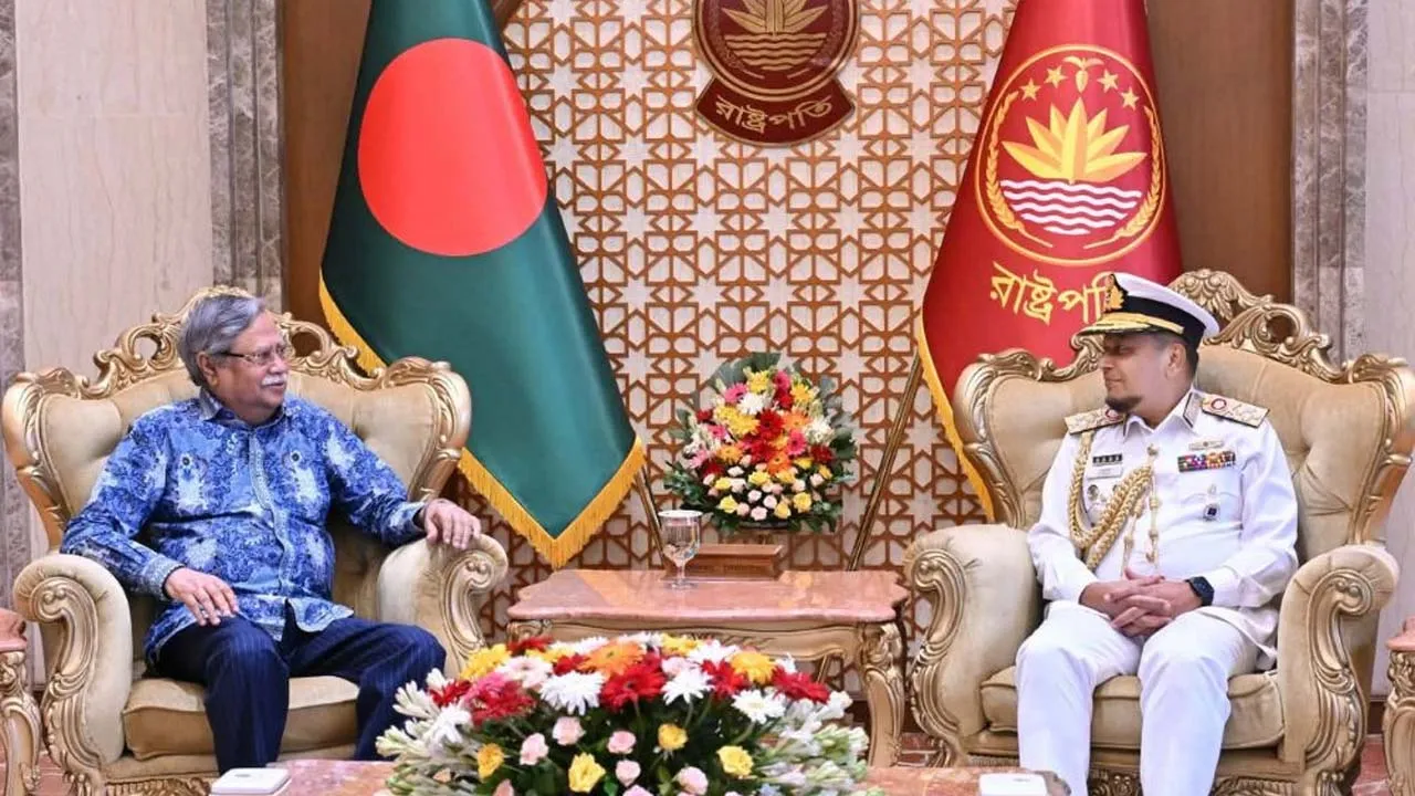 রাষ্ট্রপতির সাথে বিদায়ী নৌপ্রধানের সৌজন্য সাক্ষাৎ