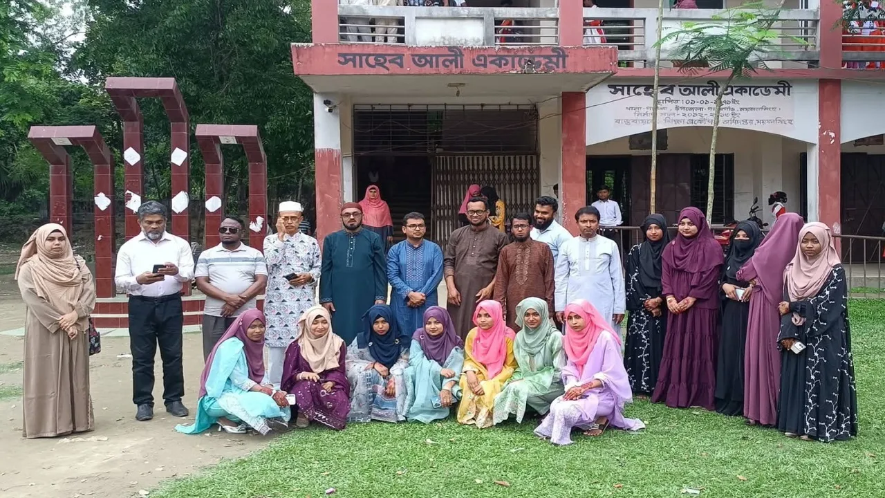 গফরগাঁওয়ে সাহেব আলী অ্যাকাডেমির এসএসসি পরীক্ষার্থীদের বিদায় সংবর্ধনা