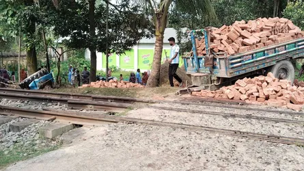 সৈয়দপুরে ট্রেনের সাথে ইটবোঝাই ট্রলির সংঘর্ষে চালক নিহত, আহত ১