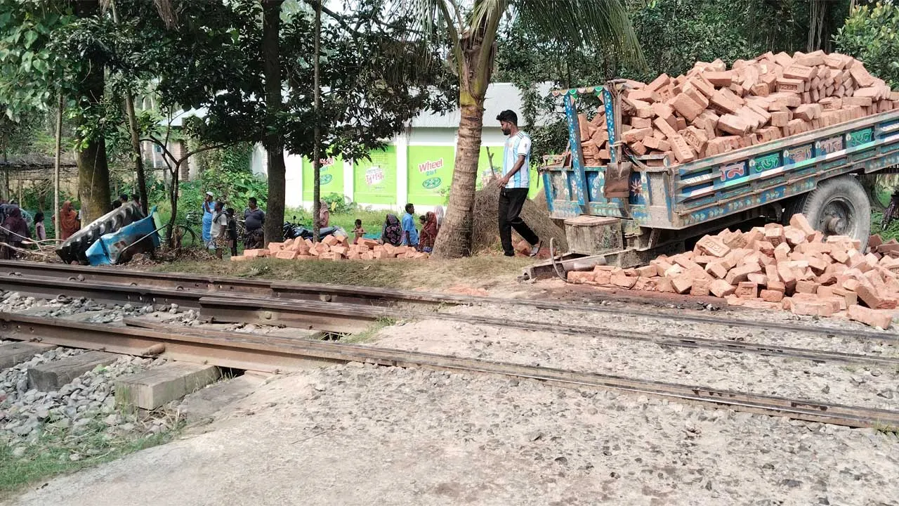 সৈয়দপুরে ট্রেনের সাথে ইটবোঝাই ট্রলির সংঘর্ষে চালক নিহত, আহত ১