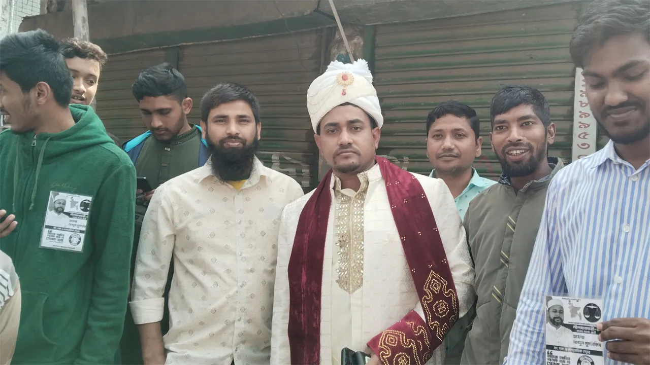 নতুন বাংলাদেশে নতুন জীবন শুরু করতে ভোটের দিন করছেন বিয়ে