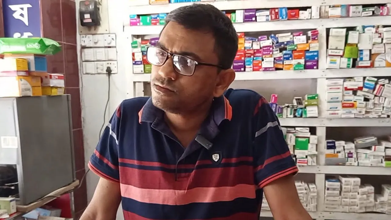 এসএসসি পাশ করে দেখেন রোগী, লিখেন প্রেসক্রিপশনও
