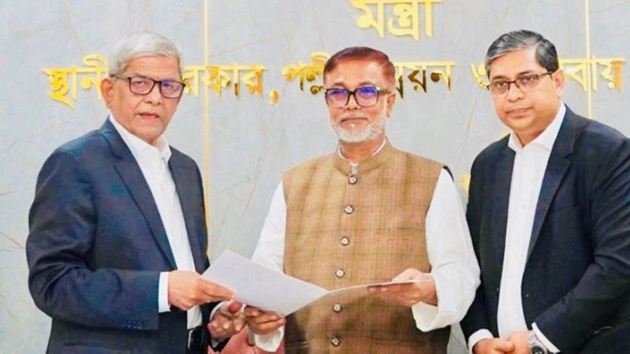 Sakhawat-Hossain-Khan-takes-charge-as-Nashik-administrator