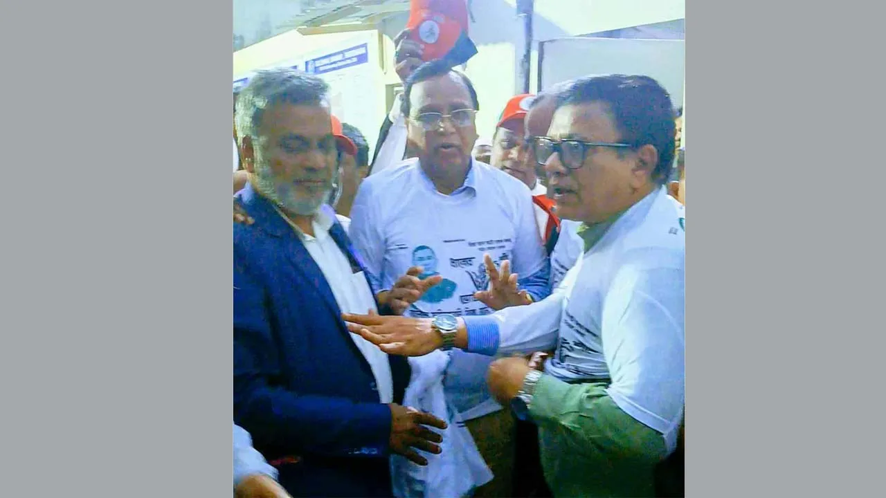 ঢাকা-১৭ আসনে তারেক রহমানের পক্ষে শ্রমজীবী মানুষের মাঝে লিফলেট বিতরণ
