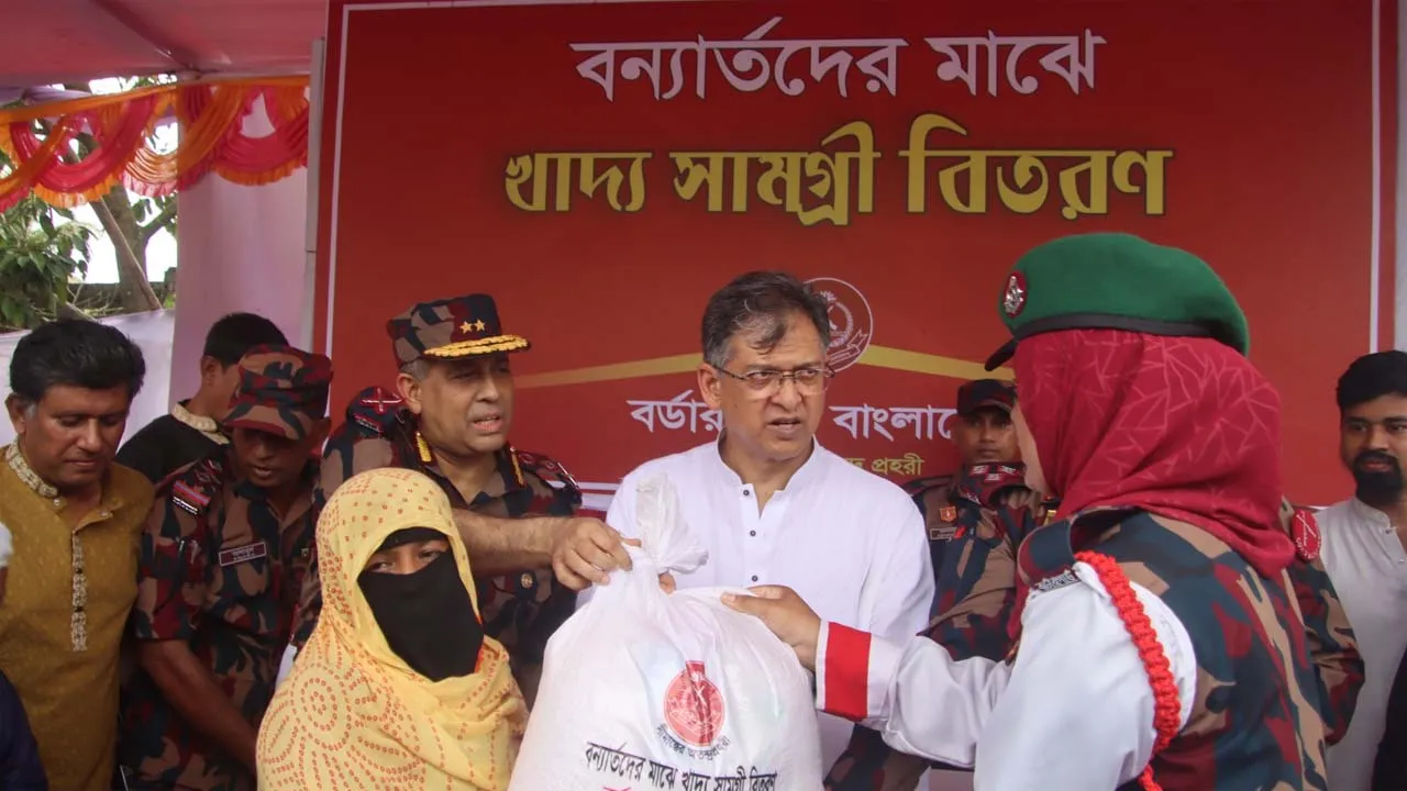 চকরিয়ায় বিজিবির ত্রাণ বিতরণ : ১৫০০ বন্যাদুর্গত পরিবারের পাশে স্বরাষ্ট্রমন্ত্রী