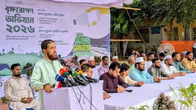 প্লাস্টিকের বোতল জমা দিলেই বিনামূল্যে গাছের চারা