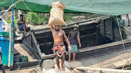 ন্যায্য মজুরি না পেয়ে লবণ শ্রমিকদের হাহাকার
