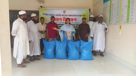 মাদারীপুরে কোরবানির চামড়া সংরক্ষণে প্রশাসনের লবণ বিতরণ