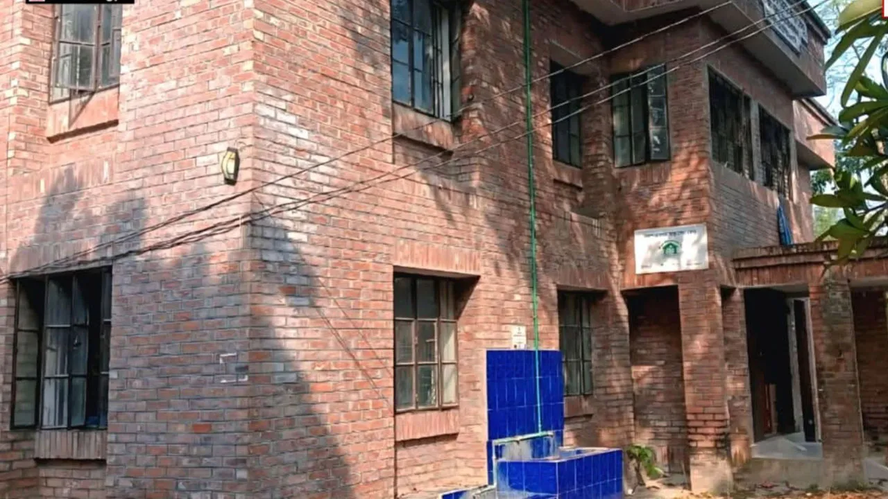 ডাক্তার না থাকায় দেড় বছর ধরে বন্ধ সালথার আটঘর ইউনিয়ন স্বাস্থ্যকেন্দ্র