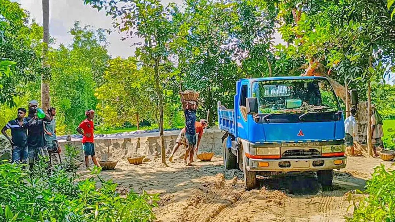 ফুলগাজীতে সিলোনিয়া নদী থেকে বালু উত্তোলনের অভিযোগ বিএনপি নেতাদের বিরুদ্ধে