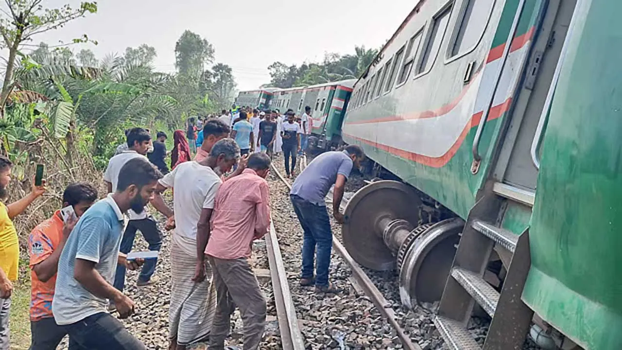 সান্তাহারে নীলসাগর এক্সপ্রেসের ৯ বগি লাইনচ্যুত, বহু হতাহতের শঙ্কা