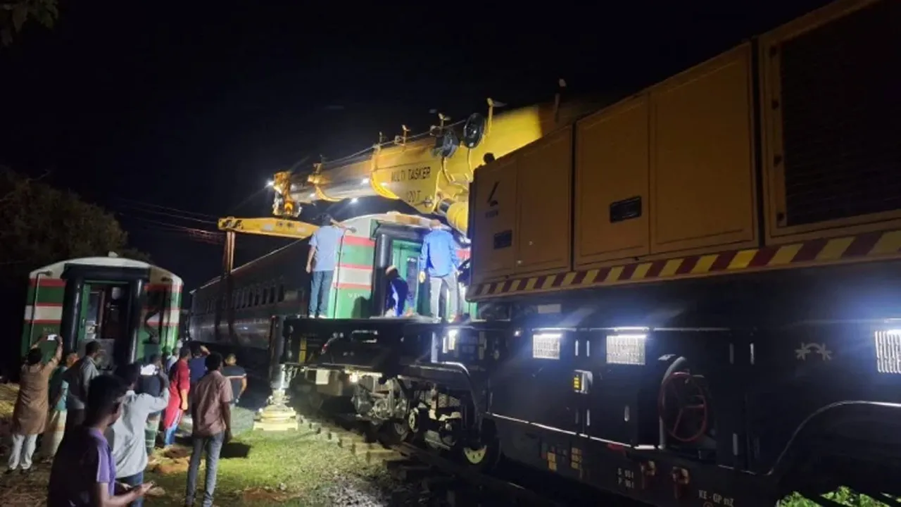 নীলসাগর এক্সপ্রেসের লাইনচ্যুত ৯ বগি উদ্ধারে কাজ করছে ২টি রিলিফ ট্রেন