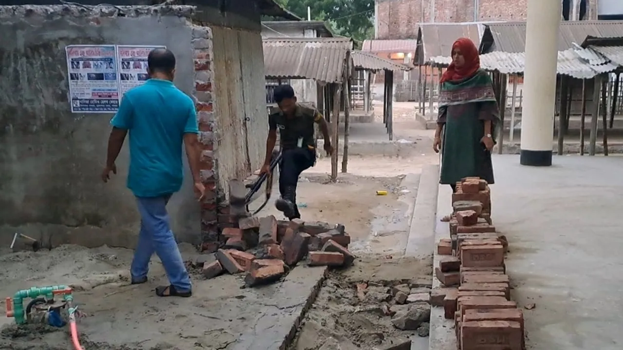 সাঁথিয়ায় বিএনপির সাবেক নেতার অবৈধ স্থাপনা গুঁড়িয়ে দিলো প্রশাসন