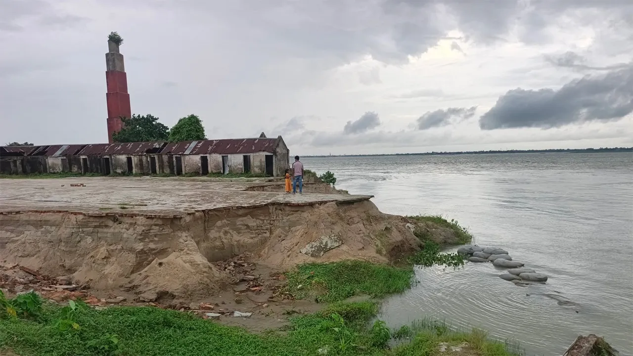 সরাইলে মেঘনার ভাঙনে আতঙ্কে মানুষ