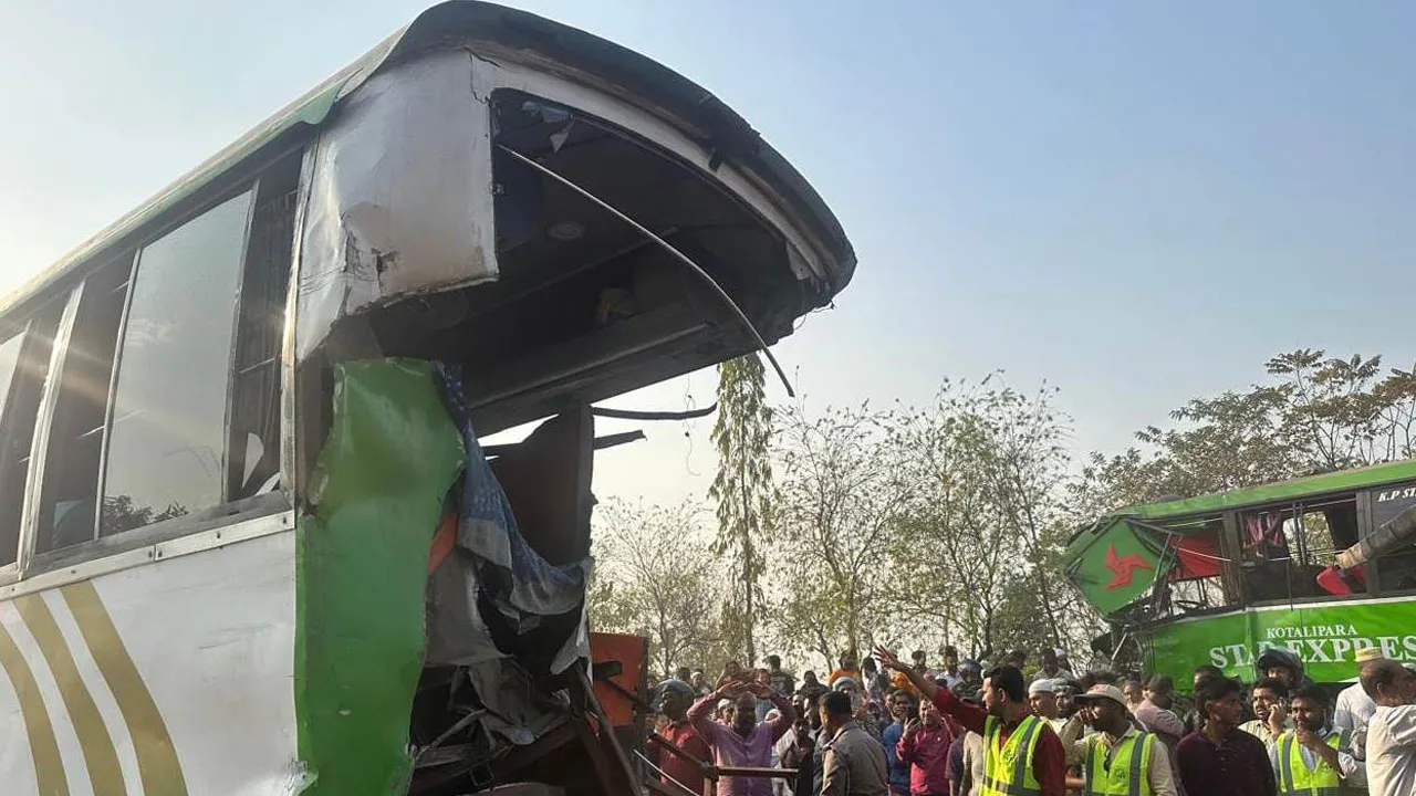 জাজিরায় যাত্রী নামানোর সময় আরেক বাসের ধাক্কা, নিহত ২