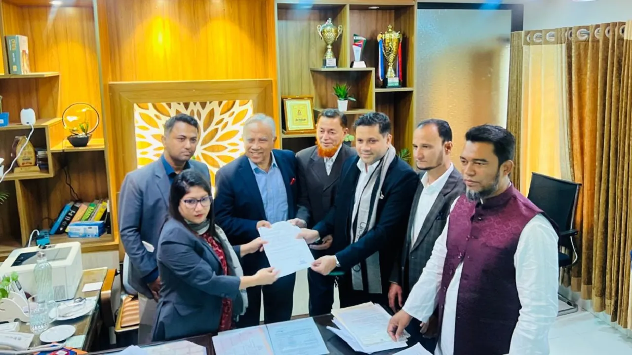 চট্টগ্রাম-১৩ আসনে বিএনপির প্রার্থী সরওয়ার জামাল নিজামের মনোনয়ন দাখিল