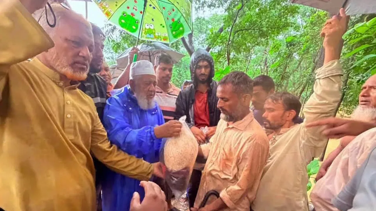 সাতকানিয়ায় উদ্ধার ও ত্রাণকাজে  দুই এমপি-সেনাবাহিনী