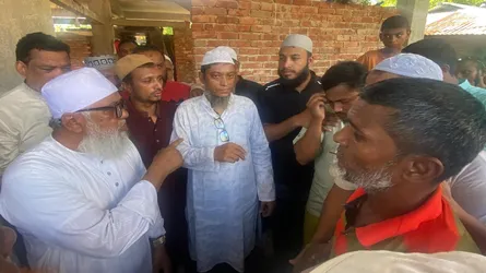 সাতকানিয়ায় অগ্নিকাণ্ডে ক্ষতিগ্রস্তদের মাঝে জামায়াতের আর্থিক সহায়তা