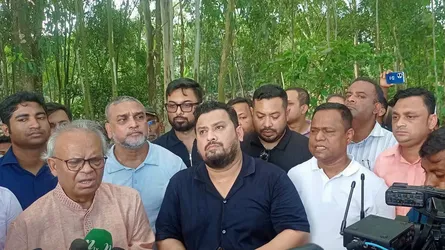 সাতকানিয়ায় বন্যাদুর্গত এলাকায় প্রধানমন্ত্রীর রাজনৈতিক উপদেষ্টা রিজভী ও প্রতিমন্ত্রী মীর হেলাল